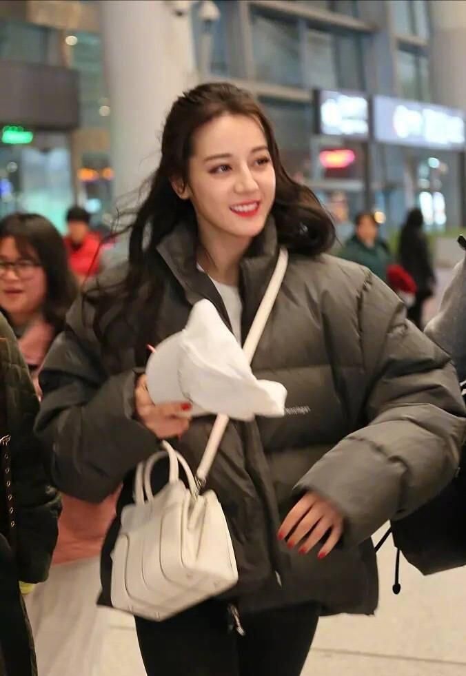 热巴瘦出新高度，细如麻杆的腿还多一条缝，网友:穿最小号都大吧