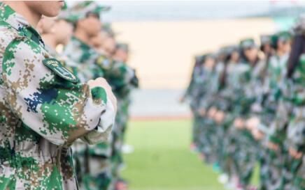 军训护肤要全面 前方保卫我们刘昊然小哥哥不被晒黑！