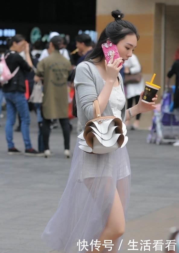 #飞起#最近街头火了一种裙子“站着是长裙,走路变裤子”,潮到飞起