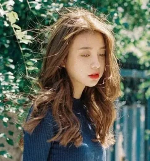 如果你是中长发,试一下这几个发型,染成亚麻黄棕色就更无敌了!