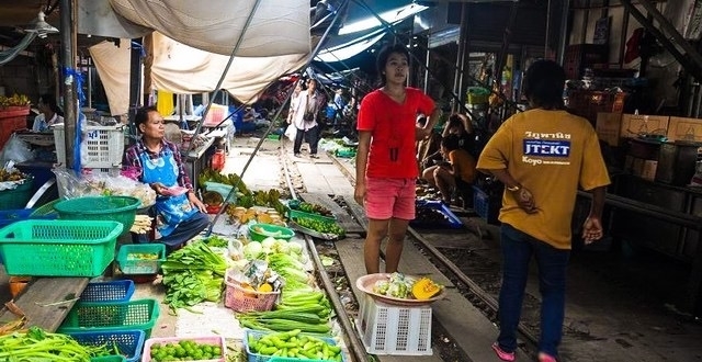 泰国最危险的菜市场 每天有6趟火车经过 中国游客却最爱去打卡