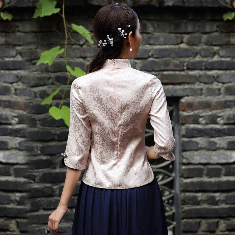 不论多大年纪的女人穿上旗袍都让人挪不开眼，美丽大方特别有气质