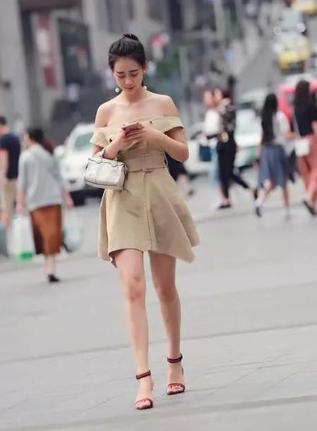  「红色」街拍：身材苗条的小姐姐，一件红色的连衣裙，时尚魅力女神气质