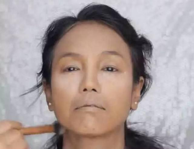 40多岁的环卫工阿姨化妆，最后看到照镜子里的自己笑中带泪