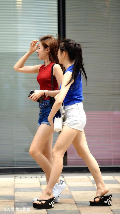 两位穿着热裤的姐姐虽然搭配色彩不同，但是更像是一对双胞胎姐妹
