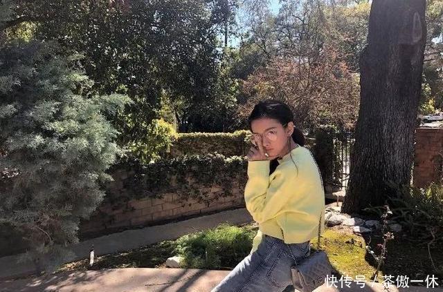 搭配黑色■22岁关晓彤穿衣也太粗心了!穿裙子露出打底裤,幸好有颜值在撑场