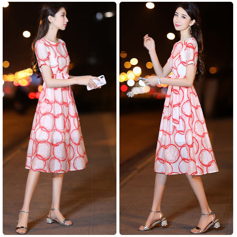 成熟的女人都这样选连衣裙!性感迷人惹人爱，一路上回头率爆表