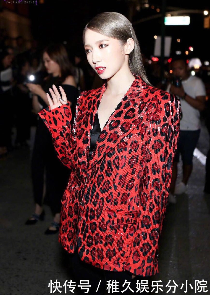 孟美岐穿红色豹纹装亮相纽约时装周看秀，与何穗景甜相比丝毫不差
