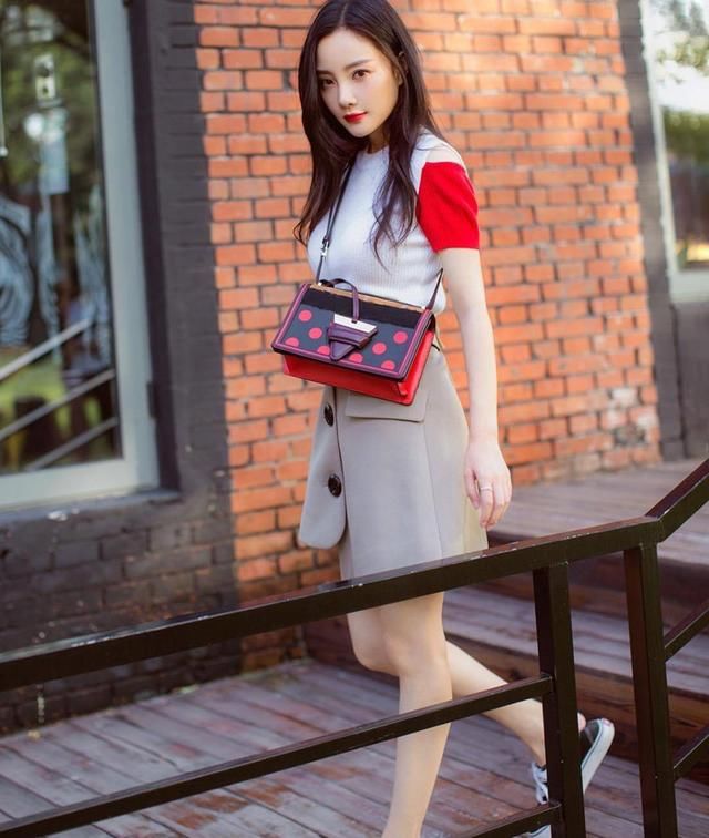 李小璐真敢穿，裙子太紧勒成这样，网友:简直辣眼睛!