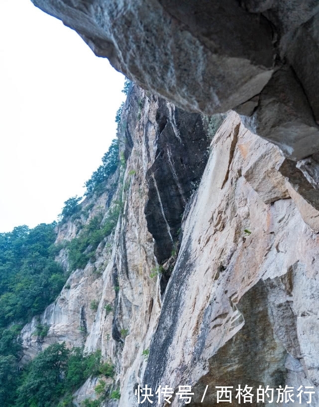 河南人又一“惊天”之作，悬崖凿出5个山洞看景，脚下是万丈深渊