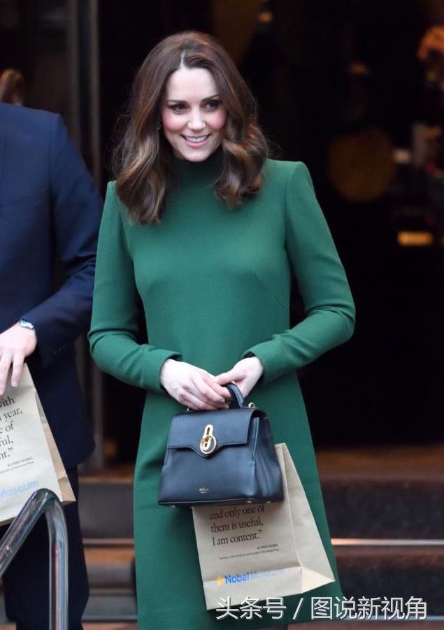 凯特王妃又换发型，中分卷发跟往常不同，网友:她像百变王妃