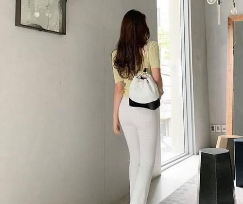 『尽显』街拍:美女穿着时尚搭配白色阔腿裤,尽显丰腴身姿