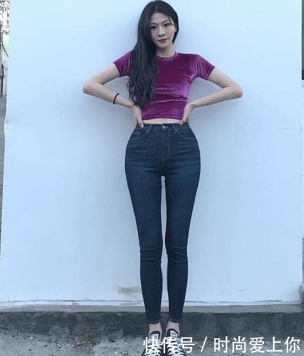 街拍：时尚甜美的紧身牛仔裤美女，更显非凡品位