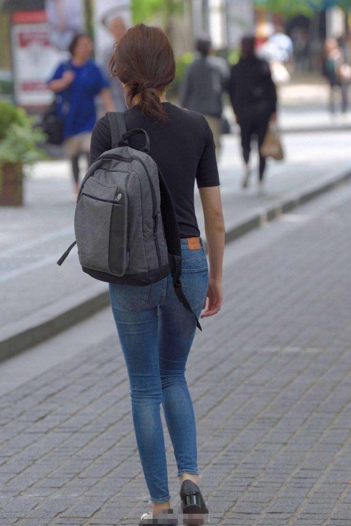 街拍, 时尚简约的短裤让小姐姐看上去非常的美丽迷人