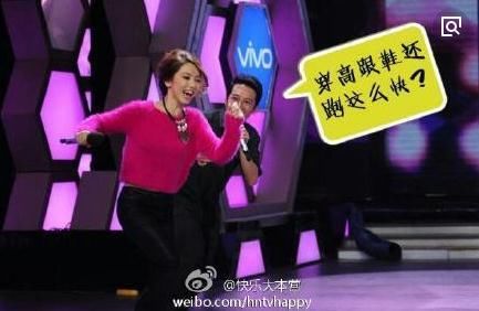 邓紫棋和潘玮柏打篮球，球技没赢穿的鞋子赢了