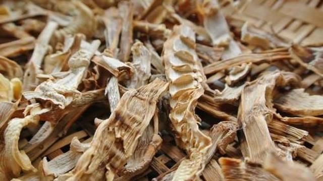  商贩@再遇销路难，未见商贩来收，越长越没分量，农民只能全挖回