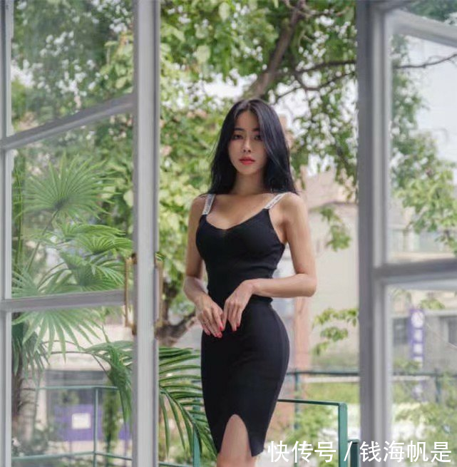 妖娆身材的小姐姐，穿搭紧身连衣裙凸显S曲线，非常的迷人