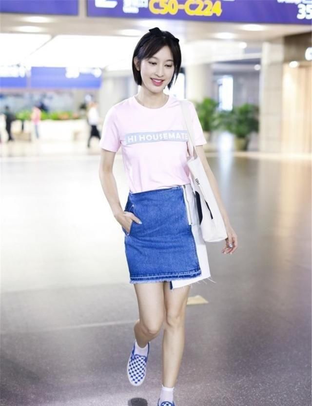  「学学」T恤下边别再穿阔腿裤了，学学女明星的搭配技巧，照着穿美翻了！