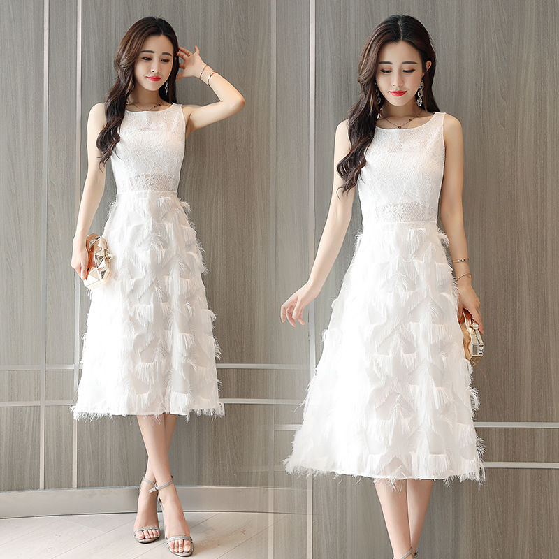 去机场接46岁老婆，时髦的她穿这，蕾丝裙+高跟鞋，从头美到脚