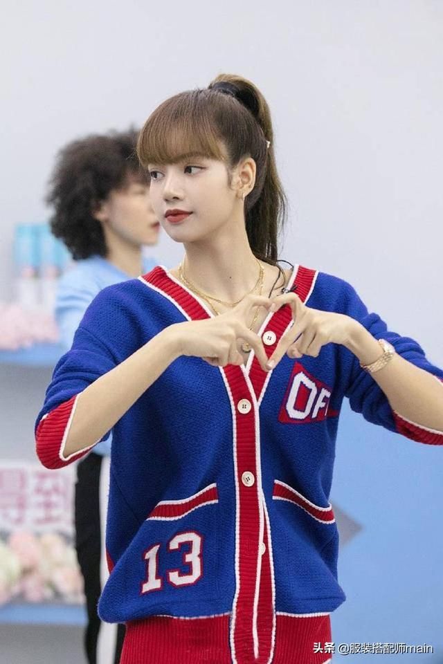  『小吊带』Lisa把吊带背心穿火了！这么搭时髦显瘦又高级，美得毫不费力