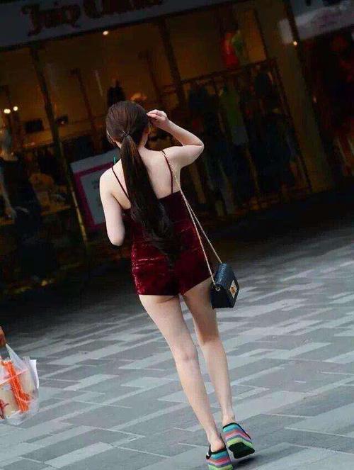 街拍穿红色吊带裙白皙少妇，穿着这少就出门，坐椅子屁股不凉吗