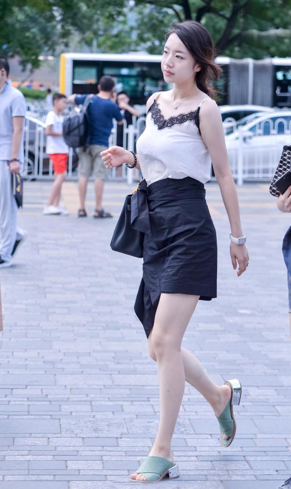  『气质』街拍：气质清新的吊带衫美女搭黑色短裙, 给你百般“柔情”