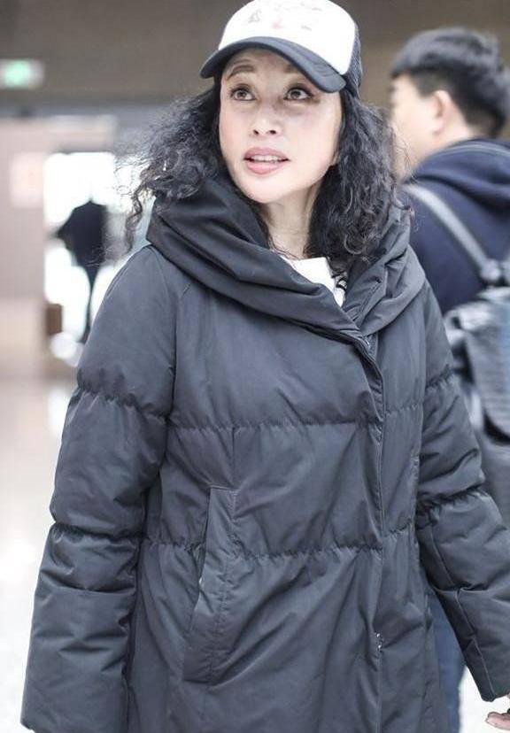 刘晓庆机场穿娃娃装狂扮嫩，然而看到她眼周细纹的我差点被吓哭！