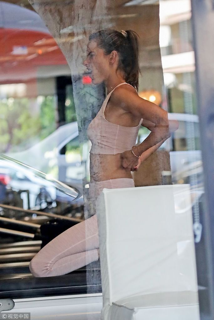 学学人家！亚历山大瑜伽裤秀大长腿  退休也要健身拉筋疼到“龇牙