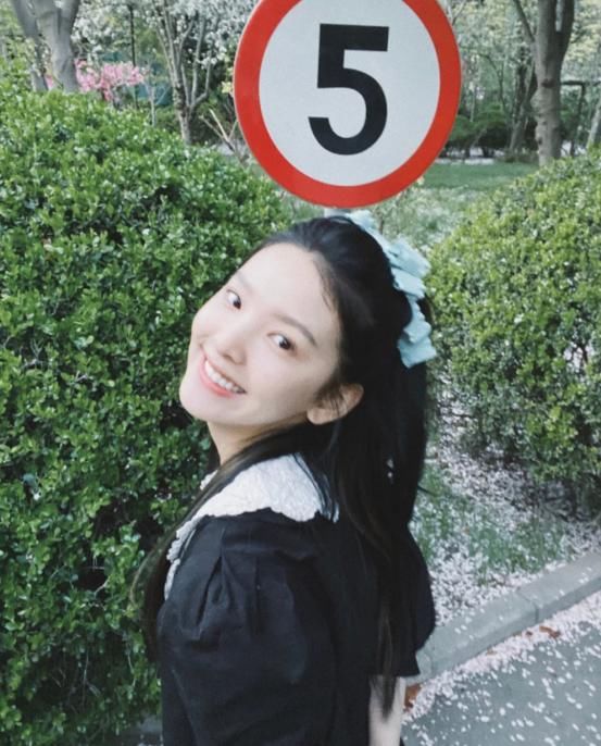  「尽显」休闲风格的穿搭还是要学章若楠，精致服装尽显清新感，元气十足