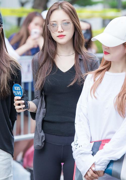 街拍美女：紧身打底裤给人洒脱的感觉，显女性高贵优雅的魅力！