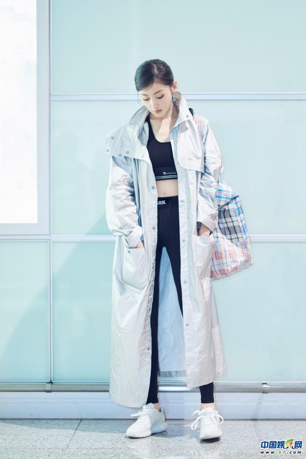 张天爱运动休闲装亮相 尽显腰细腿长好身材