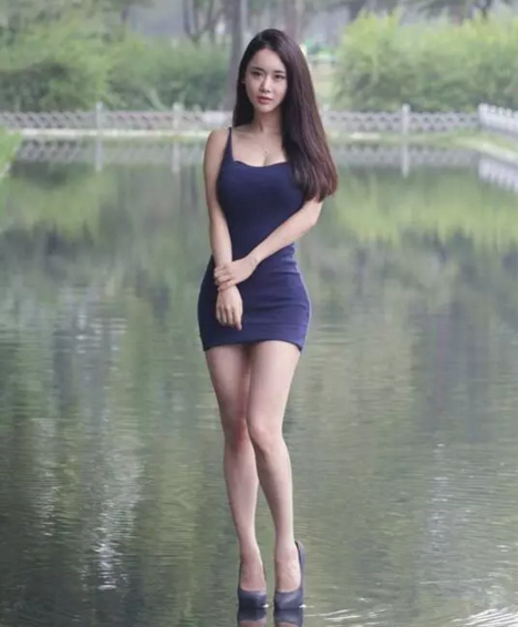 街拍：苗条白皙潮流的小姐姐，让人怦然心动的穿着!