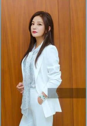 43岁的赵薇穿白西装太霸气，35岁的韩雪却不一样，网友：太仙气了