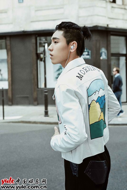 王子异街拍造型曝光 巴黎街头诠释欧式复古