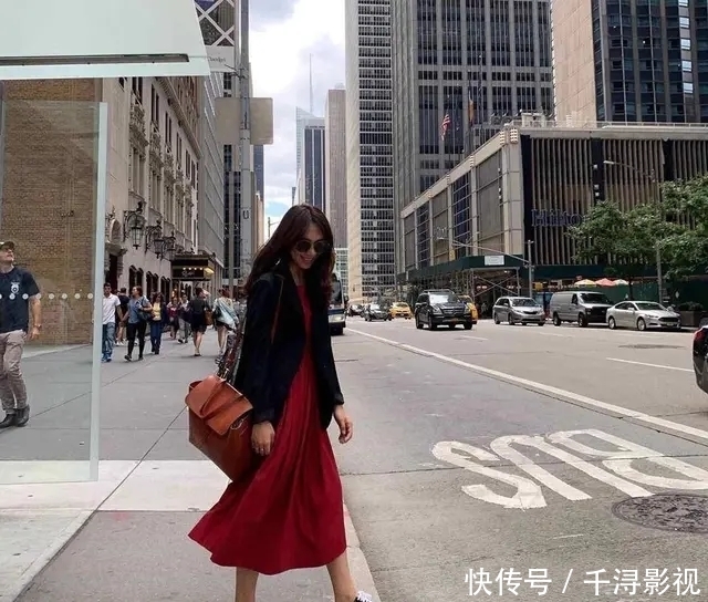 #翻天#真正会穿的女人,都是穿搭高手,小皮鞋+连衣裙,照样让你美翻天