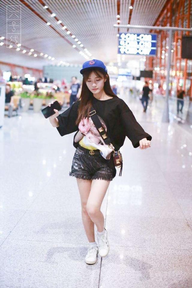 陈意涵个子不高腿却让人服气，T恤搭短裤现身，一双美腿惊艳全场