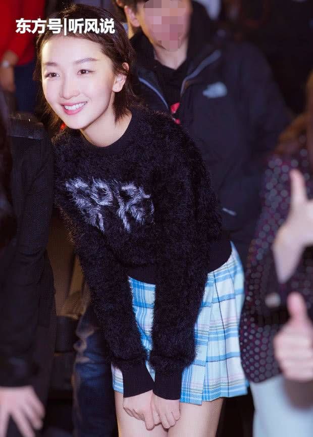 周冬雨简直是太厉害了，只是凭一双“袜子”，就穿出腿长一米八!