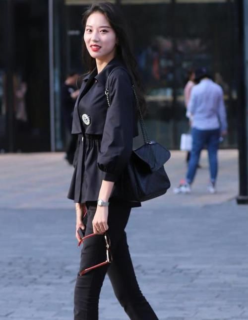 美女:街拍:身材高挑的美女,一件黑色上衣配黑色开叉裙,时尚优雅气质