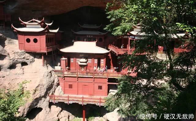 距今900多年的寺庙, 抵达只能坐船前往, 却仅依靠一根柱子支撑