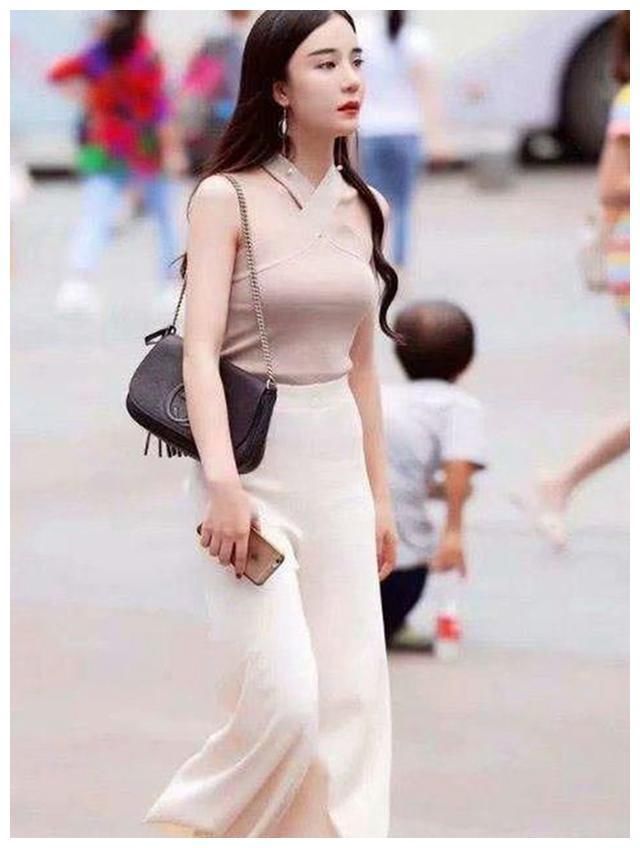 街拍：冷艳高贵的美女，身材高挑，展现出十足的女人味