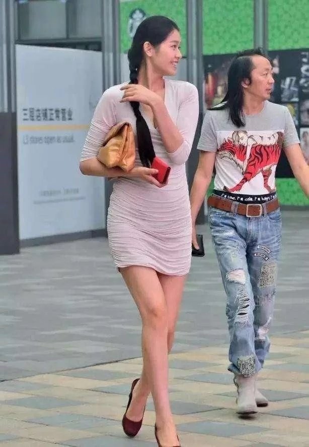 街拍: 偶遇30岁成熟美女 跟矮了一头的老公一起逛街啥感觉?