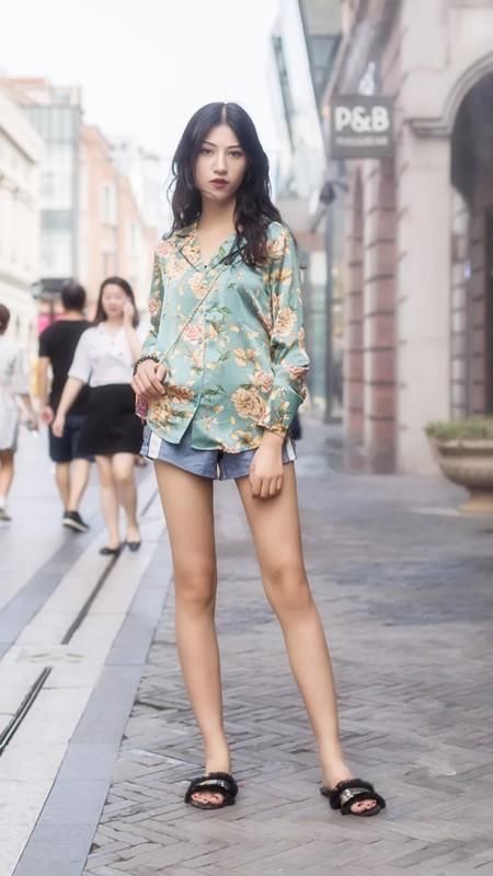 街拍武汉:抓住能够秀美腿的时光，肆意展现，第三位美女腿型太美