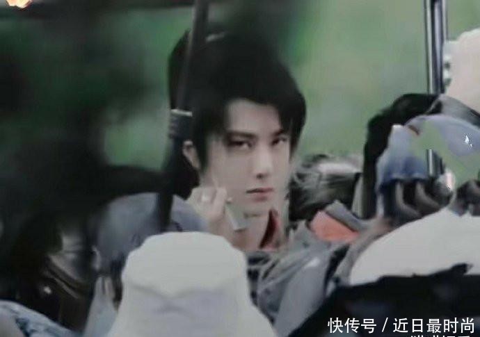  补妆：王一博《有翡》补妆间隙，发现被偷拍，立马生气走掉？