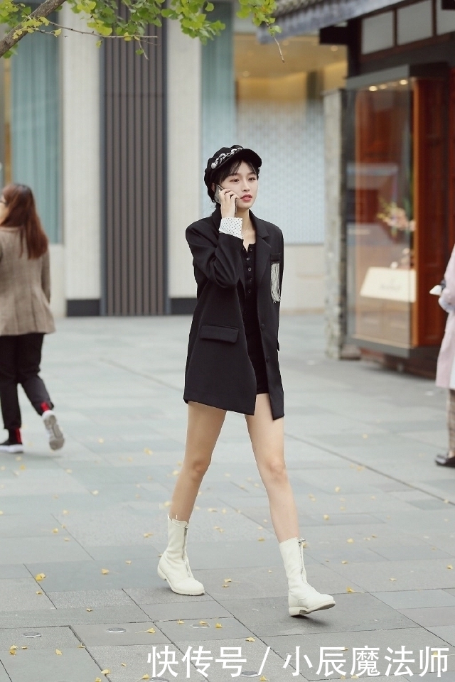 体现:路人街拍,靓女选择短裙把她的双腿曲线体现出来,看着很养眼