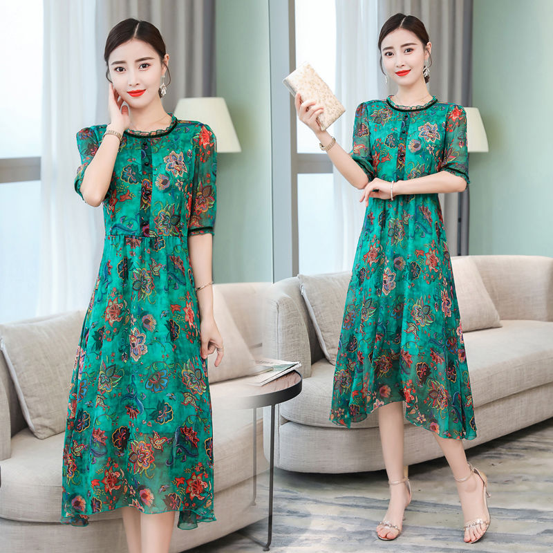 53岁老婆穿这“孔雀绿”秋裙,高贵轻盈巧减龄,没人敢喊:大妈