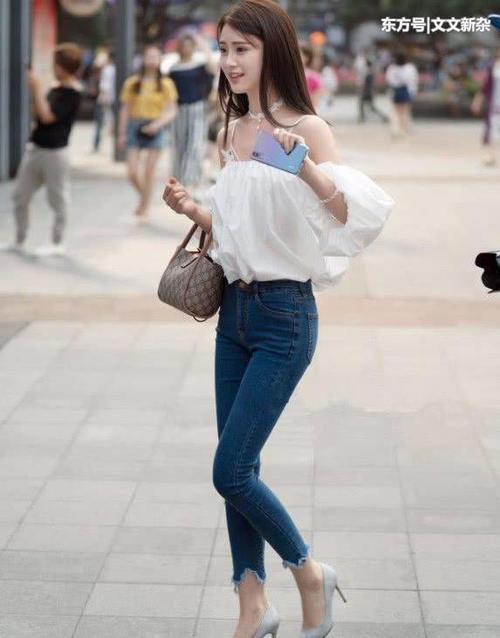 街拍：牛仔裤版型紧身大气不紧绷，显出迷人小蛮腰，穿上更显高挑