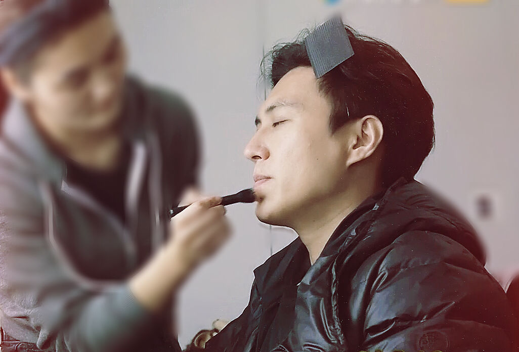 靳东化妆的样子，贱萌贱萌的，化妆师好想一耳刮子过去!