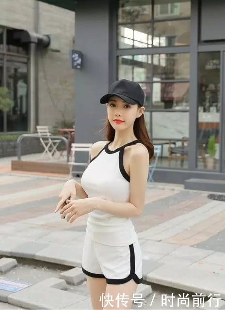 时尚街拍，魅力独特的包臀裙小姐姐，秀出纤细小蛮腰，十分迷人