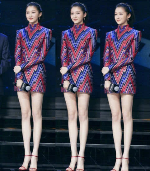 20岁关晓彤逆袭了，穿粉色吊带裙美炸天，网友：终于穿对一次了