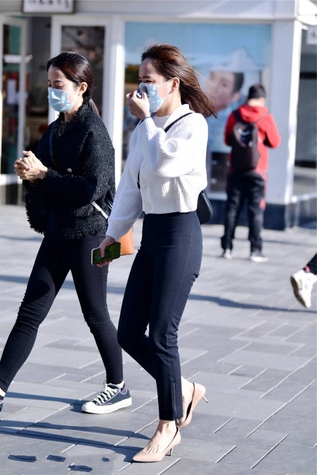 靓女|路人街拍,靓女白衬衫搭配休闲牛仔裤,衬托出街头的气质感